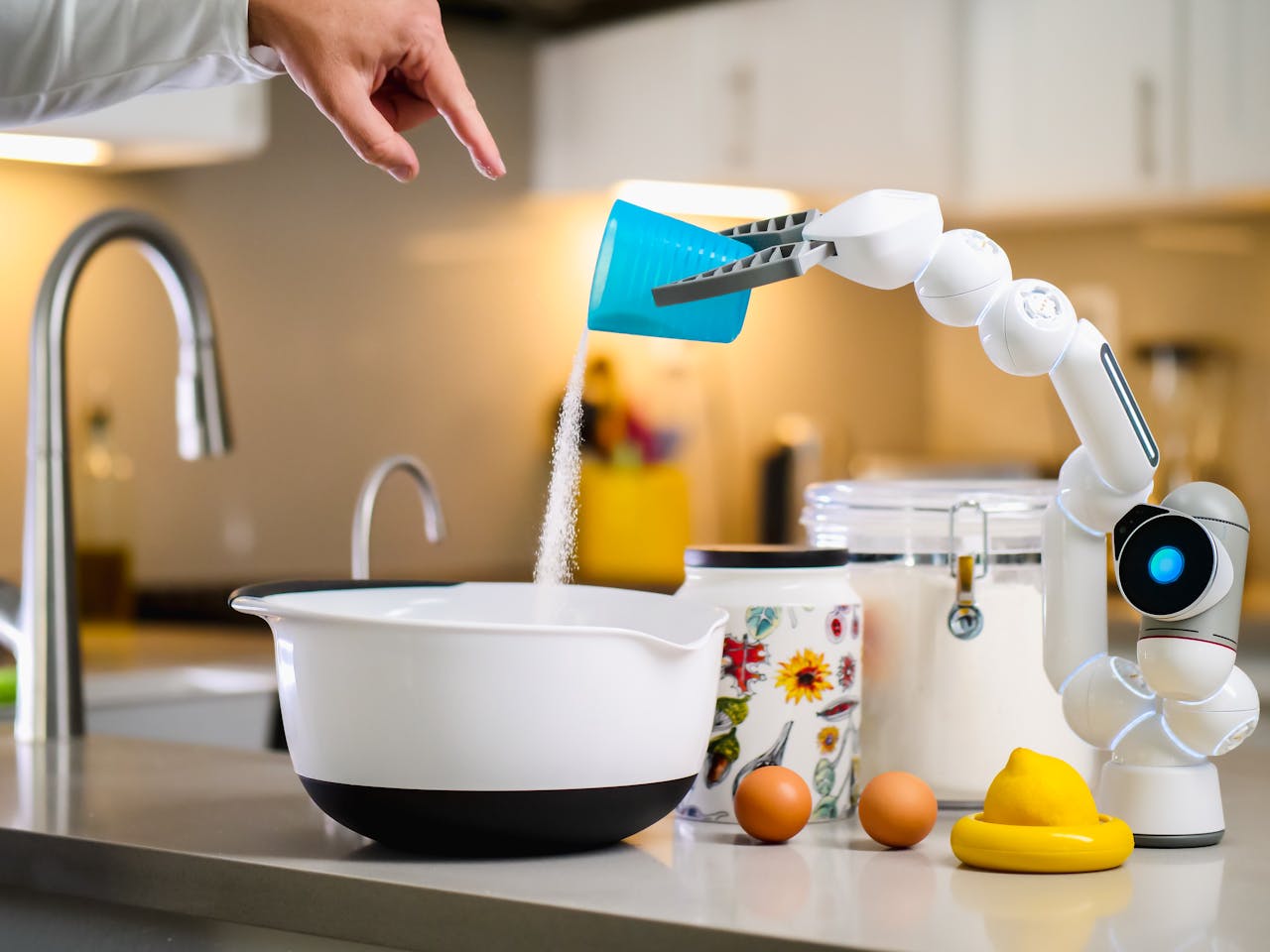 Человек изучает, как боты помогают в работе и повседневных задачах